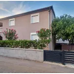 1 Bedroom Cozy In Lägenhet