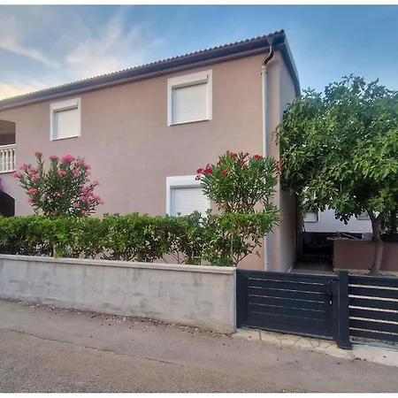 1 Bedroom Cozy In Apartment